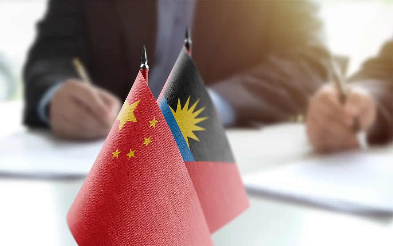 الصين وأنتيغوا وبربودا توقعان اتفاقية للإعفاء المتبادل من التأشيرات